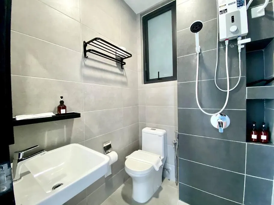 Urban Suites #Luxury Leisure #Infinity Pool #Local Neighbourhood #4Pax #2Br 2Bath #2King #Quality Well Maintained #Private Host Jelutong 0*,