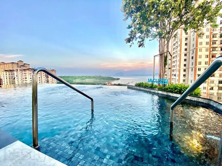 Urban Suites #Luxury Leisure #Infinity Pool #Local Neighbourhood #4Pax #2Br 2Bath #2King #Quality Well Maintained #Private Host Jelutong